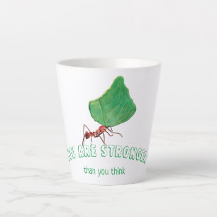 Tasse Latte Fourmi portant une grosse feuille
