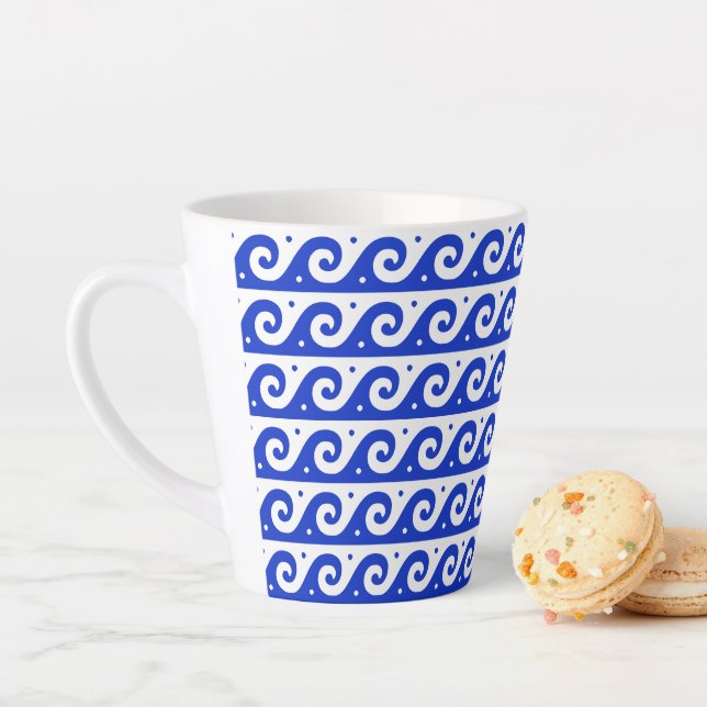 Tasse Latte Fret grec, Motif d'onde méditerranéen, Bleu (En situation)
