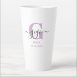 Tasse Latte Gigi Elegant Script Monogram Lilac Blanc<br><div class="desc">Latte tasse pour un nouveau gigi ou établi de longue date! que vous pouvez personnaliser avec la date qu'ils sont devenus grand-mère ou arrière-grand-mère. Ce design minimaliste branché présente une jolie palette de couleurs lilas, noir et blanc. Il a un monogramme Gigi, avec la lettre initiale G et le nom...</div>
