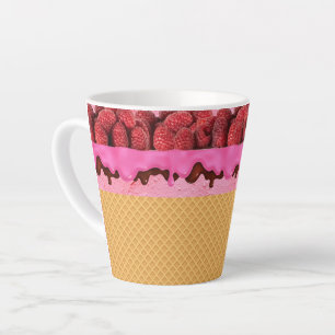 Tasse Latte Glace à la fraise avec cône de gaufre, dessert