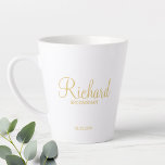 Tasse Latte Gold Modern Script Personnalisé Groomsman<br><div class="desc">Cadeaux Groomsman personnalisés avec le nom de toiletteur personnalisé en or style de police script moderne avec titre et date mariage dans le style de police sans serif moderne. Parfait aussi pour le meilleur homme, père de la mariée, demoiselle d'honneur, mère de la mariée et plus encore. Remarque : Les...</div>