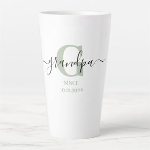 Tasse Latte Grand-père Élégant Script Monogramme Vert Argen