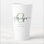Tasse Latte Grand-père Élégant Script Monogramme Vert Argent<br><div class="desc">Tasse en latte pour un nouveau grand-père ou grand-père bien établi, que vous pouvez personnaliser avec la date où ils sont devenus grand-père. Ce design minimaliste branché présente une palette subtile de couleurs vert argenté, noir et blanc. Il a un monogramme grand-père, avec la lettre initiale G et le nom...</div>