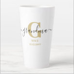 Tasse Latte Grandma Elegant Script Monogramme Or Ochre<br><div class="desc">Tasse en latte pour une nouvelle grand-mère ou un grand bien établi, que vous pouvez personnaliser avec la date où ils sont devenus grand-mère. Ce design minimaliste branché présente une subtile palette de couleurs ocre doré, noir et blanc. Il a un monogramme grand-mère, avec la lettre initiale G et le...</div>