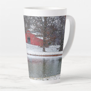 Tasse Latte Grange Rouge Dans La Neige