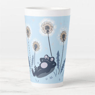 Tasse Latte Grenouille détendue parmi les pissenlits