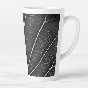 Tasse Latte Gros plan sur une feuille lumineuse en noir et bla