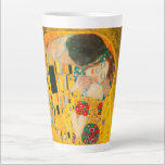 Tasse Latte Gustav Klimt Le Baiser<br><div class="desc">Latte Mug représentant la peinture à l’huile de Gustav Klimt avec la feuille d’or The Kiss (1908). Un homme et une femme,  aux couleurs dorées brillantes,  embrassent et embrassent avec amour dans un champ de fleurs. Un grand cadeau pour les amateurs d'art Art Nouveau et autrichien.</div>