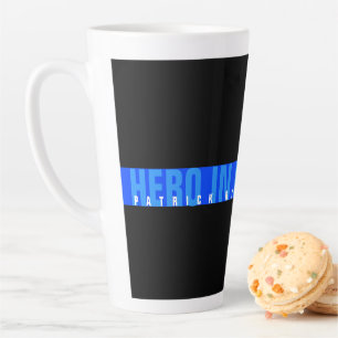 Tasse Latte Héros Dans La Police Bleue Ligne Bleue Mince Nom M