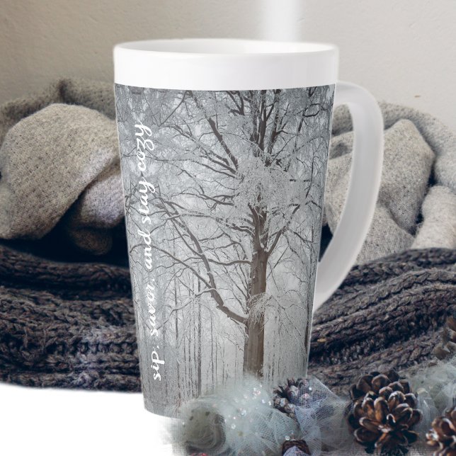 Tasse Latte Hêtre majestueux dans la forêt d'hiver (Créateur téléchargé)