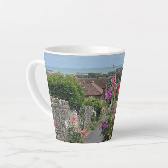 Tasse Latte Hollyhocks le long du mur de l'église St Leonards  (Angle gauche)
