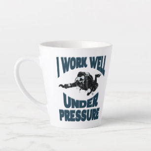 Tasse Latte Je Travaille Bien Sous Pression - Drôle Plongée So