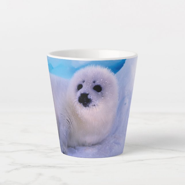Tasse Latte Jeune phoque de la harpe recouvert de flocons de n (Devant)