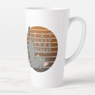 Tasse Latte Joli chat drôle faisant du yoga. Création de yoga