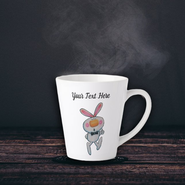 Tasse Latte Joli dessin blanc lapin Cravate pouces vers le hau (White bunny big orange nose wearing black tie giving thumbs up sign on latte mug.)