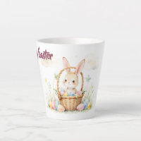Joli lapin de Pâques dans un panier avec des œufs 