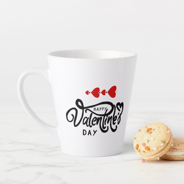 Tasse Latte Joyeuse Saint-Valentin calligraphie Cœurs Rouges F (En situation)