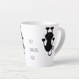 Tasse Latte Juste accroché là dessin animé de chat noir texte