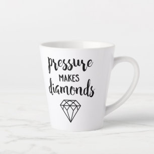 Tasse Latte La pression fait des diamants - Typographie de scr