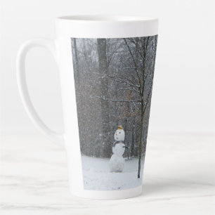 Tasse Latte La scène hivernale du bonhomme de neige du voisin