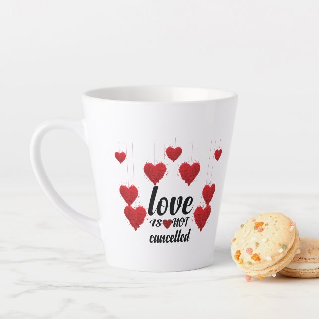Tasse Latte L'amour n'est pas annulé (En situation)
