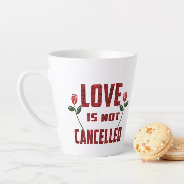 Tasse Latte L'amour n'est pas annulé (En situation)