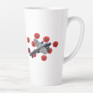 Tasse Latte Lancaster vintage parmi les coquelicots rouges