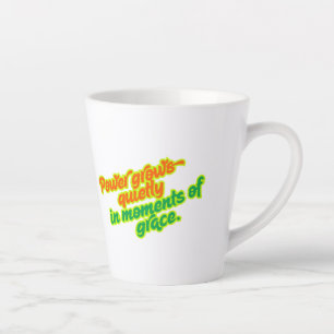 Tasse Latte Le pouvoir grandit tranquillement dans les moments
