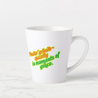 Tasse Latte Le pouvoir grandit tranquillement dans les moments