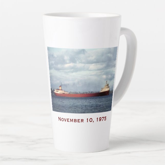 Tasse Latte L'Edmund Fitzgerald avec les noms de l'équipage (Angle droit)