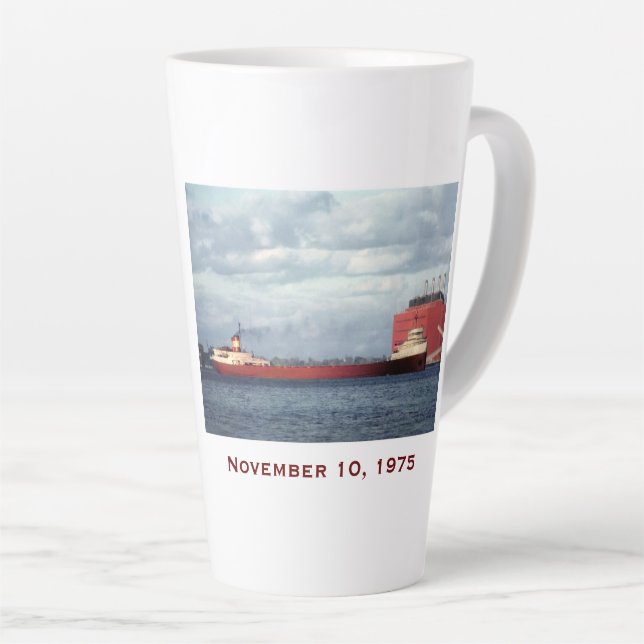 Tasse Latte L'Edmund Fitzgerald avec les noms de l'équipage (Angle droit)