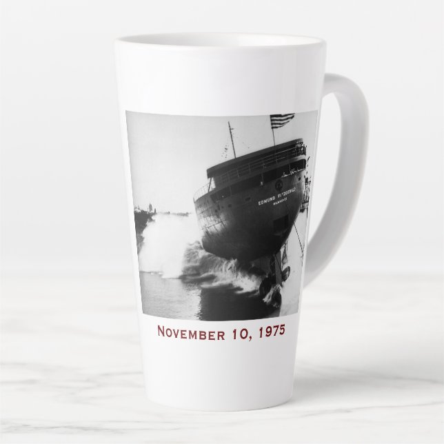Tasse Latte L'Edmund Fitzgerald avec les noms de l'équipage (Angle droit)