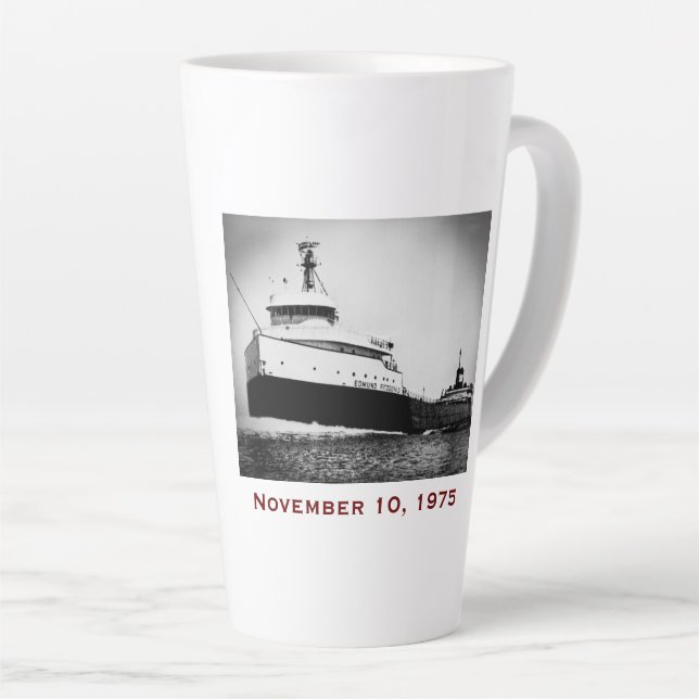 Tasse Latte L'Edmund Fitzgerald avec noms d'équipage (Angle droit)