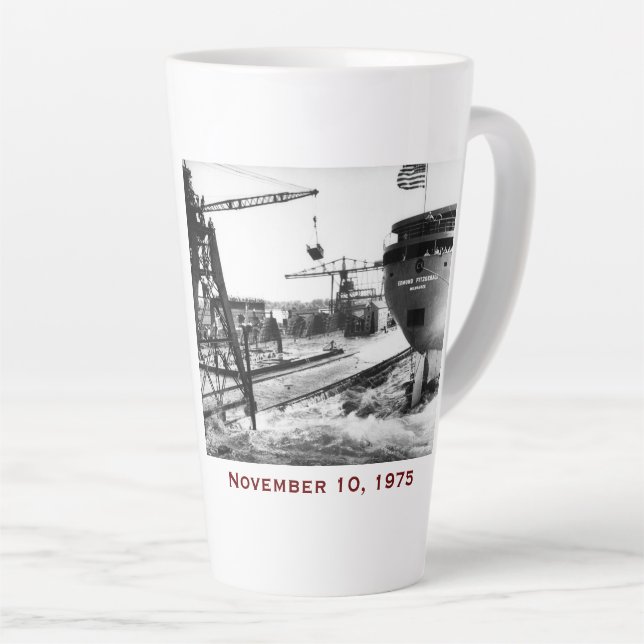 Tasse Latte L'Edmund Fitzgerald avec noms d'équipage (Angle droit)