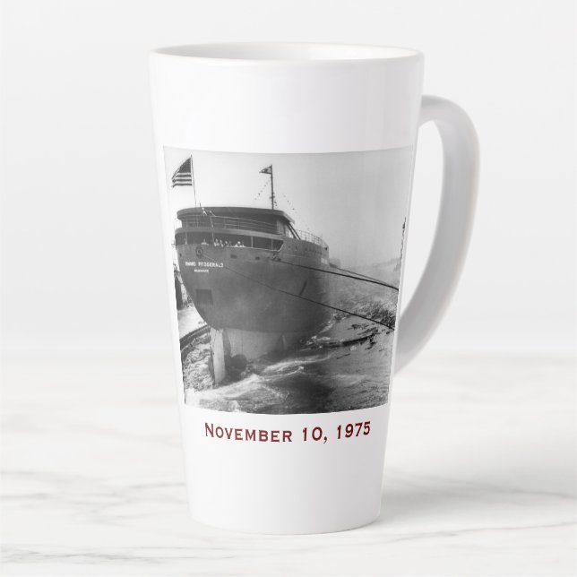 Tasse Latte L'Edmund Fitzgerald avec noms d'équipage (Angle droit)