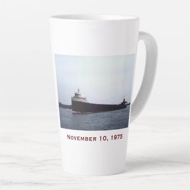 Tasse Latte L'Edmund Fitzgerald avec noms d'équipage (Angle droit)