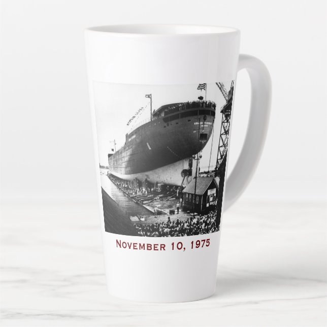 Tasse Latte L'Edmund Fitzgerald avec noms d'équipage (Angle droit)