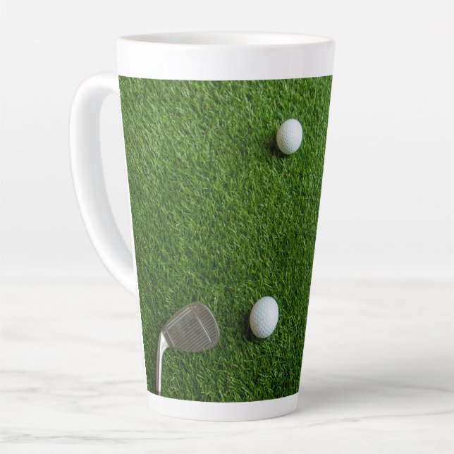 Tasse Latte Les balles de golf sont sur de l'herbe verte (Angle gauche)
