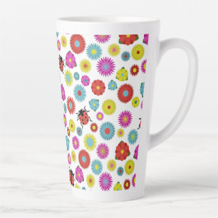 Tasse Latte Les coccinelles dans le jardin parmi les fleurs
