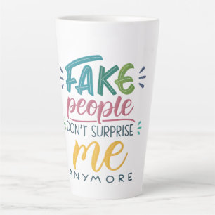 Tasse Latte Les faux gens ne me surprennent plus