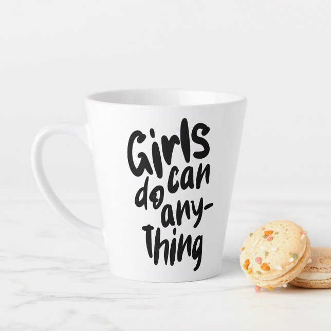 Tasse Latte Les filles peuvent tout faire (En situation)