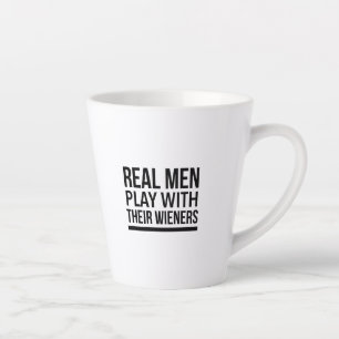 Tasse Latte Les vrais hommes jouent avec leurs seins