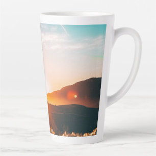 Tasse Latte lever de soleil sur une montagne