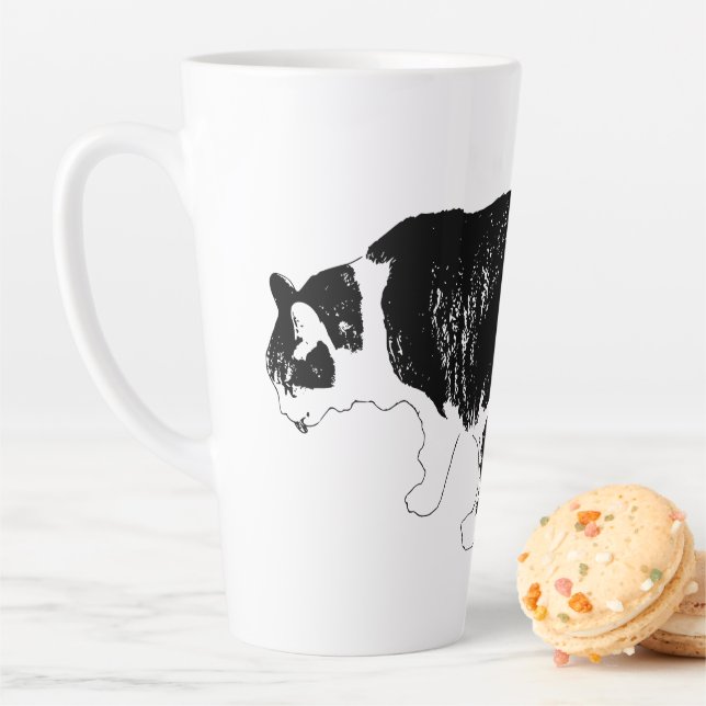 Tasse Latte Lignes audacieuses, réflexion silencieuse (En situation)