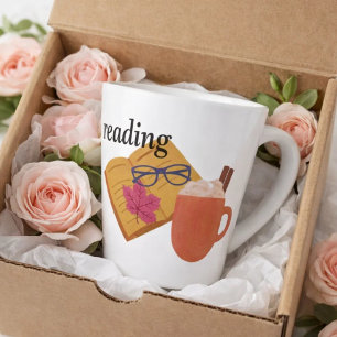 Tasse Latte Livre avec café et verre Avec feuilles d'automne