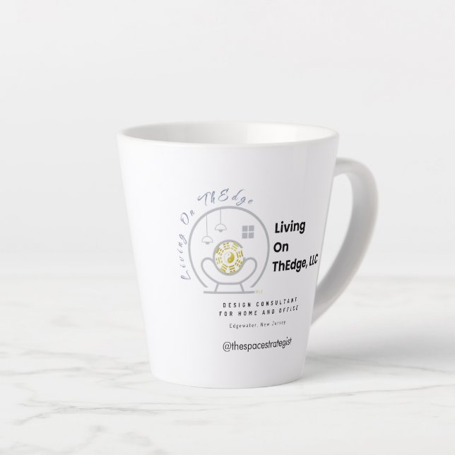Tasse Latte Logo Living On ThEdge, LLC (Angle droit)
