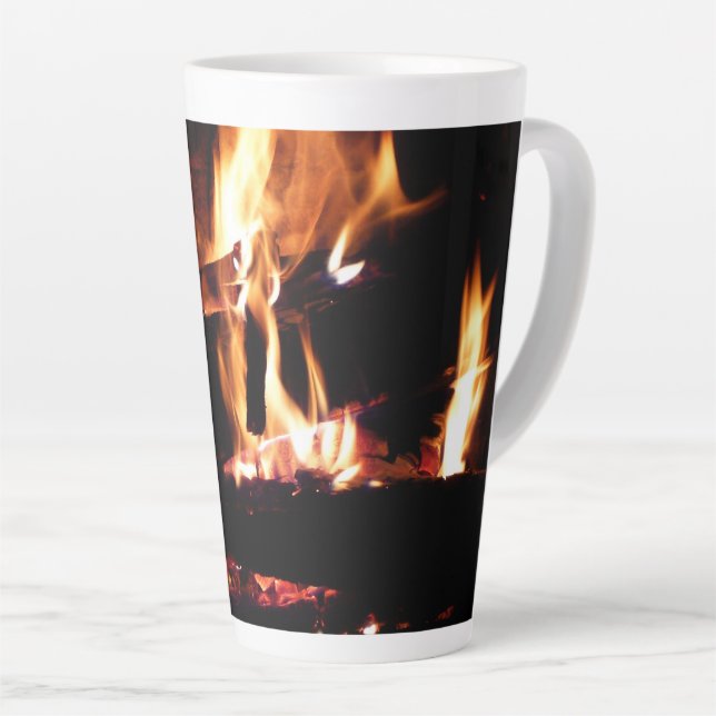 Tasse Latte Logs dans la cheminée Photographie de feu chaud (Angle droit)