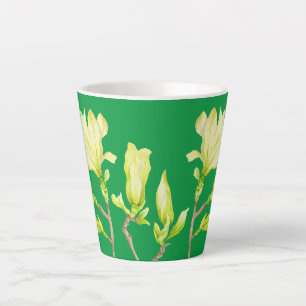 Tasse Latte Magnolias jaunes sur une petite boue en latte