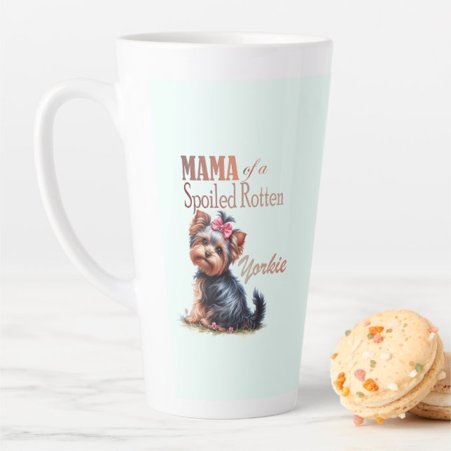 Tasse Latte Mama d'un rose éclaté Yorkie Aquarelle Art (En situation)