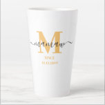 Tasse Latte Mamaw Élégant Script Monogramme Jaune Soleil<br><div class="desc">Tasse en latte pour un nouveau memaw ou bien établi depuis longtemps ! que vous pouvez personnaliser avec la date où ils sont devenus grand-mère. Ce design minimaliste branché présente une palette de couleurs ensoleillées, jaune doré, noir et blanc. Il a un monogramme Mamaw, avec la lettre initiale M et...</div>